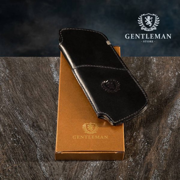 Ova futrola za naočare predstavlja savršen dodatak vašoj svakodnevnoj opremi. Ručno izrađena od visokokvalitetnih metalnih elemenata obloženih goveđom kožom i postavljenih sa čojom, ova futrola pruža maksimalnu zaštitu vašim naočarima, uključujući i one za sunce. Kada je futrola prazna, lako se skladišti u torbi ili na stolu zbog svog kompaktnog dizajna. Na samom artiklu i na luksuznom pakovanju, vidljiv je logo našeg brenda "Gentleman", koji je sinonim za stil, eleganciju i vrhunski kvalitet. Futrola je popularna među onima koji žele da zaštite svoje naočare na elegantan i praktičan način, a koji istovremeno žele da se istaknu svojim jedinstvenim stilom.