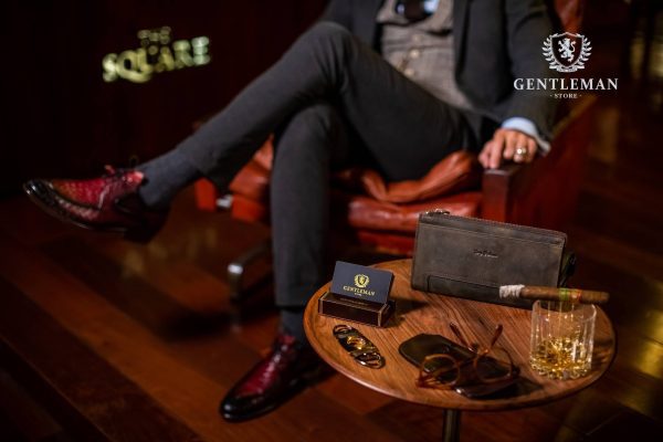 Ova futrola napravljena je ručno od metalnih elemenata koji su presvučeni visokokvalitetnom goveđom kožom i postavljeni sa čojom. Kada je prazna i sklopljena, zauzima vrlo malo prostora u torbi ili na stolu. Kada se nalaze naočale u njoj, čvrsti materijal pruža pouzdanu zaštitu. Ova futrola pogodna je i za naočale za sunce. Logo našeg brenda "Gentleman" utisnut je na samom artiklu i na luksuznoj ambalaži.