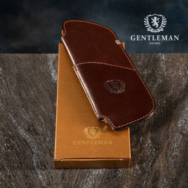 Ova futrola za naočare je savršen spoj elegancije, praktičnosti i vrhunskog kvaliteta. Svaki element futrole je ručno izrađen, što ovoj futroli daje jedinstven i poseban karakter. Metalni elementi obloženi su visokokvalitetnom goveđom kožom koja je postavljena sa čojom, što pruža ne samo čvrstoću i otpornost, već i osećaj luksuza. Ova futrola pruža maksimalnu zaštitu vašim naočarima, uključujući i one za sunce, i idealna je za one koji vode računa o svom stilu i žele da se istaknu svojim jedinstvenim izgledom. Kada je futrola prazna, lako se skladišti i zauzima vrlo malo prostora, što je pogodno za svakodnevno nošenje. Sa našim brendom "Gentleman" na samom artiklu i na luksuznom pakovanju, ova futrola je sinonim za stil, eleganciju i vrhunski kvalitet. Neka vaše naočare dobiju najbolju zaštitu uz ovu futrolu, koju će svi oko vas primetiti i diviti se njenom jedinstvenom dizajnu.