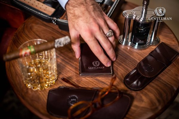 Ova futrola za naočare je savršen spoj elegancije, praktičnosti i vrhunskog kvaliteta. Svaki element futrole je ručno izrađen, što ovoj futroli daje jedinstven i poseban karakter. Metalni elementi obloženi su visokokvalitetnom goveđom kožom koja je postavljena sa čojom, što pruža ne samo čvrstoću i otpornost, već i osećaj luksuza. Ova futrola pruža maksimalnu zaštitu vašim naočarima, uključujući i one za sunce, i idealna je za one koji vode računa o svom stilu i žele da se istaknu svojim jedinstvenim izgledom. Kada je futrola prazna, lako se skladišti i zauzima vrlo malo prostora, što je pogodno za svakodnevno nošenje. Sa našim brendom "Gentleman" na samom artiklu i na luksuznom pakovanju, ova futrola je sinonim za stil, eleganciju i vrhunski kvalitet. Neka vaše naočare dobiju najbolju zaštitu uz ovu futrolu, koju će svi oko vas primetiti i diviti se njenom jedinstvenom dizajnu.