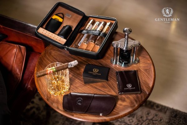 Ova futrola za naočare je savršen spoj elegancije, praktičnosti i vrhunskog kvaliteta. Svaki element futrole je ručno izrađen, što ovoj futroli daje jedinstven i poseban karakter. Metalni elementi obloženi su visokokvalitetnom goveđom kožom koja je postavljena sa čojom, što pruža ne samo čvrstoću i otpornost, već i osećaj luksuza. Ova futrola pruža maksimalnu zaštitu vašim naočarima, uključujući i one za sunce, i idealna je za one koji vode računa o svom stilu i žele da se istaknu svojim jedinstvenim izgledom. Kada je futrola prazna, lako se skladišti i zauzima vrlo malo prostora, što je pogodno za svakodnevno nošenje. Sa našim brendom "Gentleman" na samom artiklu i na luksuznom pakovanju, ova futrola je sinonim za stil, eleganciju i vrhunski kvalitet. Neka vaše naočare dobiju najbolju zaštitu uz ovu futrolu, koju će svi oko vas primetiti i diviti se njenom jedinstvenom dizajnu.