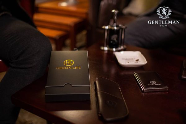 Ovaj prefinjeni proizvod izrađen je ručno od metalnih elemenata koji su obloženi visokokvalitetnom goveđom kožom i postavljeni sa čojom. Kada je prazna i sklopljena, futrola ne zauzima mnogo prostora u torbi ili na stolu. Kada se nalaze naočale u njoj, čvrsti materijal pruža neprikosnovenu zaštitu. Futrola je pogodna i za naočale za sunce. Na samom artiklu i luksuznom pakovanju jasno se ističe logo našeg brenda "Gentleman", koji predstavlja vrhunski stil i eleganciju.