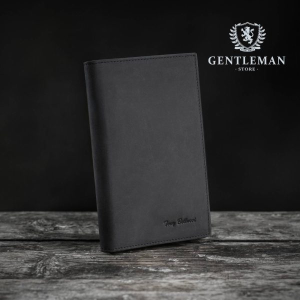 Novčanik je važan muški aksesoar koji odražava stil i ukus jednog džentlmena. Kvalitetan kožni novčanik sa puno pregrada za novac i dokumenta predstavlja dobar izbor. Tony Bellucci novčanik je elegantan i luksuzan, a napravljen je od visokokvalitetne kože.