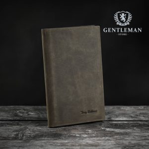 Muški novčanik je važan aksesoar, ne samo za nošenje novca, već i za pokazivanje stila i ukusa. Kvalitetan kožni novčanik pruža najbolju zaštitu novcu. Bitne stavke su broj pregrada, elegantan izgled i kvalitetna izrada. Brend "Tony Bellucci" nudi novčanik ručno izrađen od visokokvalitetne teleće kože s puno prostora za novac, dokumenta i kartice.