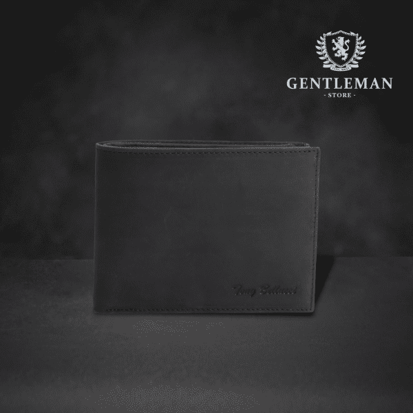 Muški novčanik je neophodan aksesoar koji osim nošenja novca, pokazuje stil i ukus jednog džentlmena. Kvalitetni kožni novčanik pruža najbolju zaštitu novca. Bitne stavke prilikom izbora su puno pregrada za pare, dokumenta i sitan novac uz elegantan izgled i kvalitetnu izradu. Brend "Tony Bellucci" nudi elegantan novčanik koji je ručno rađen od visokokvalitetne teleće kože, sa minimalnim dimenzijama koje pružaju dovoljno prostora.