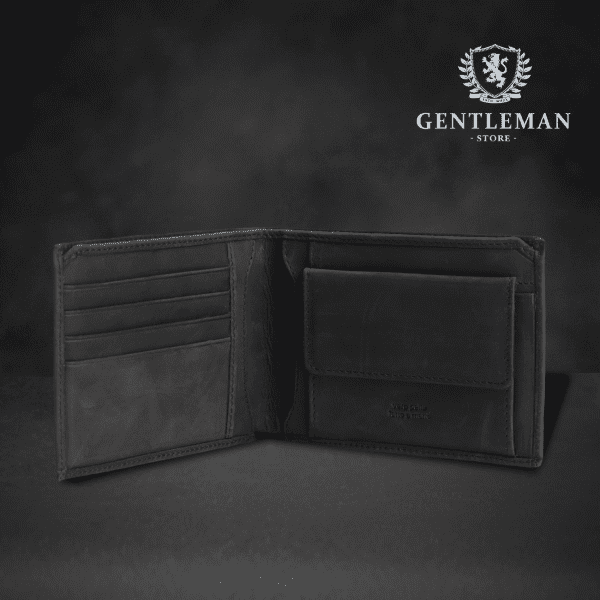Muški novčanik je neophodan aksesoar koji osim nošenja novca, pokazuje stil i ukus jednog džentlmena. Kvalitetni kožni novčanik pruža najbolju zaštitu novca. Bitne stavke prilikom izbora su puno pregrada za pare, dokumenta i sitan novac uz elegantan izgled i kvalitetnu izradu. Brend "Tony Bellucci" nudi elegantan novčanik koji je ručno rađen od visokokvalitetne teleće kože, sa minimalnim dimenzijama koje pružaju dovoljno prostora.