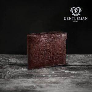 Muški novčanik je neophodni aksesoar koji pokazuje stil i ukus jednog džentlmena. Kvalitetni kožni novčanik najbolje čuva novac, a bitno je da ima pregrade za pare, dokumenta i sitan novac, uz elegantan izgled i kvalitetnu izradu. Brend "Tony Bellucci" ručno pravi novčanike od visokokvalitetne teleće kože sa dovoljno prostora u minimalnim dimenzijama.