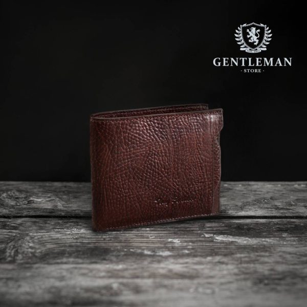 Muški novčanik je neophodni aksesoar koji pokazuje stil i ukus jednog džentlmena. Kvalitetni kožni novčanik najbolje čuva novac, a bitno je da ima pregrade za pare, dokumenta i sitan novac, uz elegantan izgled i kvalitetnu izradu. Brend "Tony Bellucci" ručno pravi novčanike od visokokvalitetne teleće kože sa dovoljno prostora u minimalnim dimenzijama.