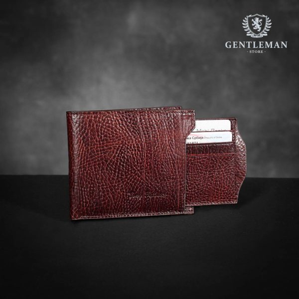 Muški novčanik je neophodni aksesoar koji pokazuje stil i ukus jednog džentlmena. Kvalitetni kožni novčanik najbolje čuva novac, a bitno je da ima pregrade za pare, dokumenta i sitan novac, uz elegantan izgled i kvalitetnu izradu. Brend "Tony Bellucci" ručno pravi novčanike od visokokvalitetne teleće kože sa dovoljno prostora u minimalnim dimenzijama.