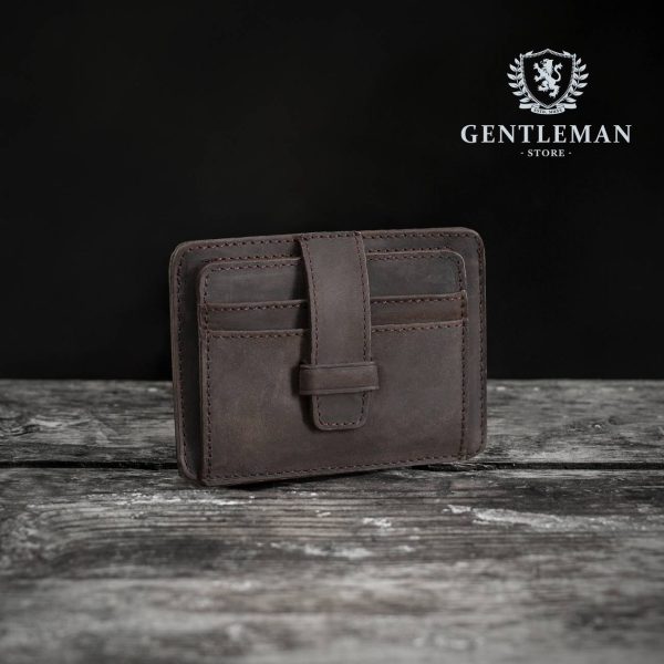 Muški novčanik je neophodan aksesoar koji otkriva stil i ukus džentlmena. Kvalitetan kožni novčanik sa puno pregrada za novac, dokumente i sitni novac pruža elegantan izgled, kvalitetnu izradu i neprolaznu vrednost. Brend "Tony Bellucci" ručno izrađuje novčanike od visokokvalitetne teleće kože