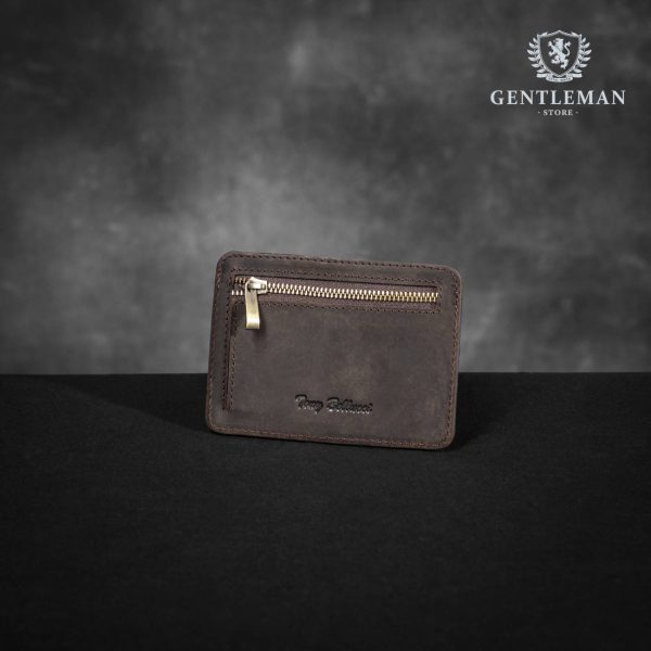 Muški novčanik je neophodan aksesoar koji otkriva stil i ukus džentlmena. Kvalitetan kožni novčanik sa puno pregrada za novac, dokumente i sitni novac pruža elegantan izgled, kvalitetnu izradu i neprolaznu vrednost. Brend "Tony Bellucci" ručno izrađuje novčanike od visokokvalitetne teleće kože