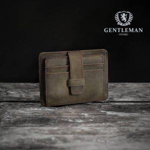 Muški novčanik je neophodan aksesoar koji otkriva stil i ukus džentlmena. Kvalitetan kožni novčanik sa puno pregrada za novac, dokumente i sitni novac pruža elegantan izgled, kvalitetnu izradu i neprolaznu vrednost. Brend "Tony Bellucci" ručno izrađuje novčanike od visokokvalitetne teleće kože