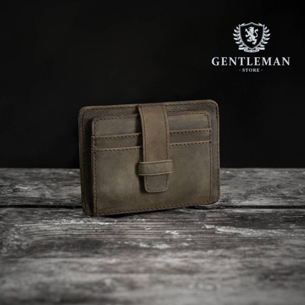 Muški novčanik je neophodan aksesoar koji otkriva stil i ukus džentlmena. Kvalitetan kožni novčanik sa puno pregrada za novac, dokumente i sitni novac pruža elegantan izgled, kvalitetnu izradu i neprolaznu vrednost. Brend "Tony Bellucci" ručno izrađuje novčanike od visokokvalitetne teleće kože