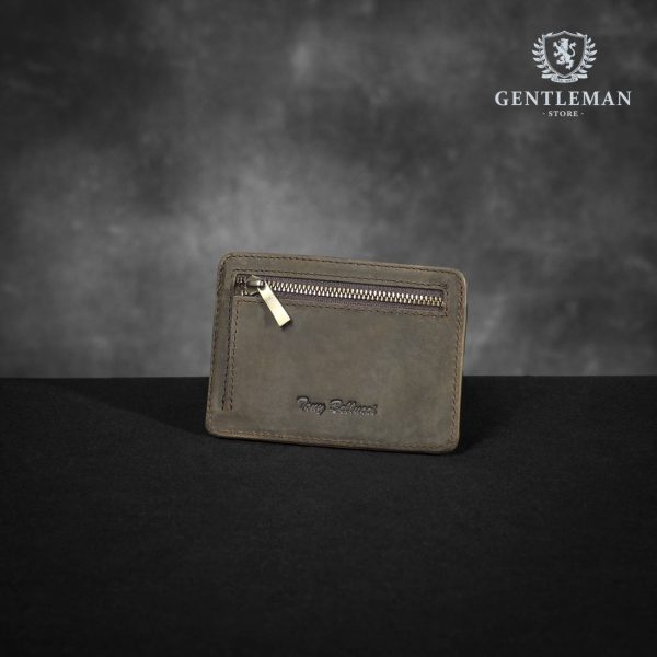 Muški novčanik je neophodan aksesoar koji otkriva stil i ukus džentlmena. Kvalitetan kožni novčanik sa puno pregrada za novac, dokumente i sitni novac pruža elegantan izgled, kvalitetnu izradu i neprolaznu vrednost. Brend "Tony Bellucci" ručno izrađuje novčanike od visokokvalitetne teleće kože
