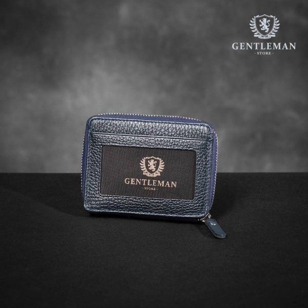 Muški novčanik je neophodan dodatak za svakog džentlmena, koji ne samo da služi za čuvanje novca, već i kao pokazatelj stila i ukusa. Kvalitetan kožni novčanik je najbolji način da se vaš novac sačuva na sigurnom. Izaberite novčanik sa puno pregrada za pare, dokumente i sitni novac, koji će se istovremeno istaknuti svojim elegantnim izgledom i kvalitetnom izradom. Brend "Bond" nudi elegantan novčanik sa visokokvalitetnom telećom kožom, koji je ručno rađen i ima dovoljno prostora za vaše kartice i fotografije. Ovo je minimalistički, ali praktičan novčanik koji vam omogućava nesmetano nošenje i dostupnost svih vaših dokumenata. Kupite ovaj novčanik i dodajte stil i klasu vašem izgledu.