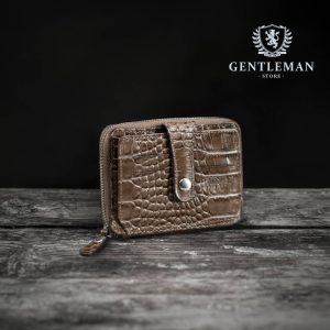 Muški novčanik je neophodni aksesoar koji pokazuje stil i ukus džentlmena. Kvalitetan kožni novčanik je najbolji način da se novac čuva. Bitno je da ima dovoljno pregrada za pare, dokumenta i sitni novac, uz elegantan izgled i kvalitetnu izradu. Nudimo Vam elegantan novčanik brenda "Bond" od visokokvalitetne teleće kože, sa četiri odeljka za kartice i dva odeljka za fotografije. Minimalne dimenzije novčanika pružaju dovoljno prostora za sve potrebne dokumente, što je odličan izbor za sve koji nisu ljubitelji novčanika. Izgled novčanika je elegantan, jedinstven, diskretan i luksuzan, a dimenzije su prilagođene da lepo leži u Vašoj ruci.