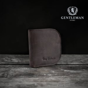Muški novčanik je jedan od neophodnih aksesoara, njegova uloga nije samo nošenje novca, pored toga on je odličan pokazatelj stila i ukusa jednog džentlmena.