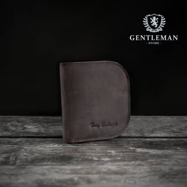 Muški novčanik je jedan od neophodnih aksesoara, njegova uloga nije samo nošenje novca, pored toga on je odličan pokazatelj stila i ukusa jednog džentlmena.