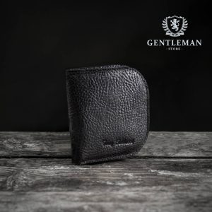 Novac nikad i nigde neće biti bolje čuvan nego u kvalitetnom kožnom novčaniku. Bitne stavke prilikom izbora su da ima puno pregrada kako za Vaše pare, tako i za dokumenta i sitan novac, a sve to uz elegantan izgled, i kvalitetnu izradu. Zato Vam mi nudimo elegantan novčanik uz kvalitet, dobar stil i neprolaznu vrednost.