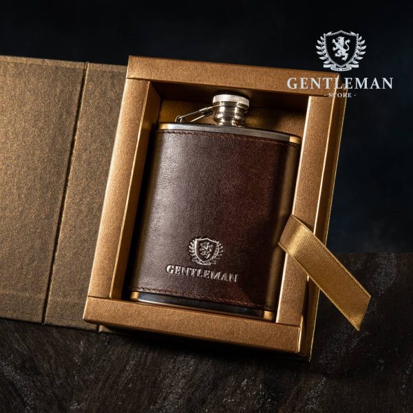 Pljoska je izrađena zavarivanjem od nerđajućeg inox metala za prehrambenu industriju presvučenog visokokvalitetnom goveđom kožom.