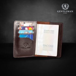 Ova elegantna torbica za teledon je ručno izrađena od visokokvalitetne goveđe kože, sa postavom od čoje, čuvaće Vaš telefon.