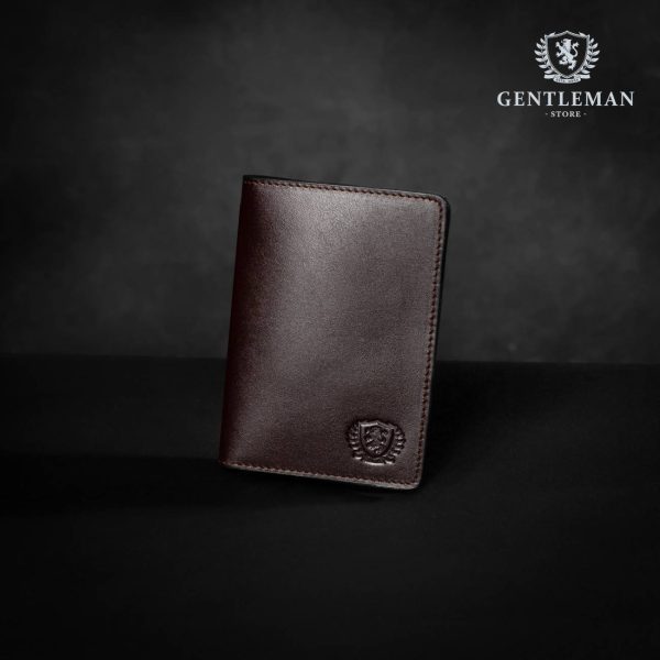 Ova elegantna torbica za teledon je ručno izrađena od visokokvalitetne goveđe kože, sa postavom od čoje, čuvaće Vaš telefon.