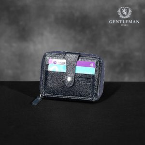 Muški novčanik je jedan od neophodnih aksesoara, njegova uloga nije samo nošenje novca, pored toga on je odličan pokazatelj stila i ukusa jednog džentlmena.