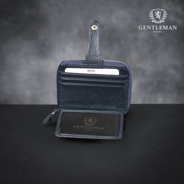 Muški novčanik je jedan od neophodnih aksesoara, njegova uloga nije samo nošenje novca, pored toga on je odličan pokazatelj stila i ukusa jednog džentlmena.